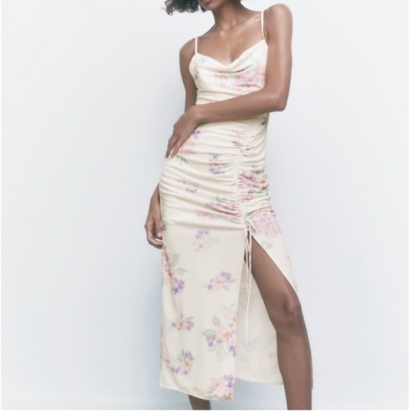 Zara Dresses & Skirts - Zara side ruching Floral Midi Dress bodycon